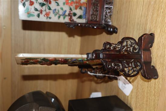 A pair of Chinese hardstone and coral table screens with hongmu stands, early 20th century, Total height 27cm